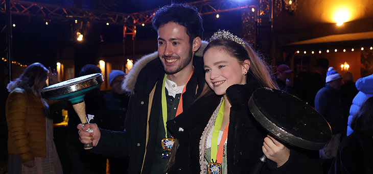 das aktuelle Prinzenpaar der Narrhalla Katharina I. und Frederik I. bei der Angermaier Eisstock-WM in Tracht am Park Cafe (©Foto:Martin Schmitz)